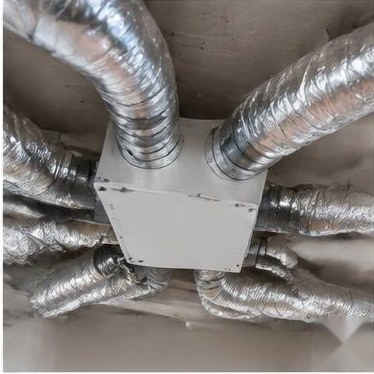 Illustration de conduits de ventilation isolés dans des combles Illustration de conduits de ventilation isolés dans des combles