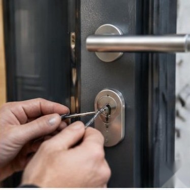 Illustration d’un professionnel contrôlant une serrure de porte