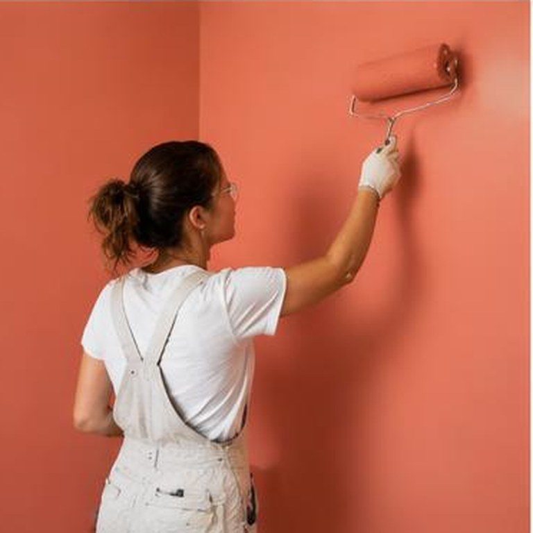 Illustration d’un rouleau de peinture appliqué sur un mur intérieur