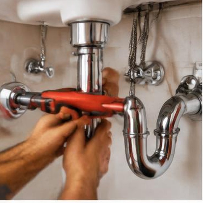 Illustration d’une intervention sur la plomberie sous un lavabo
